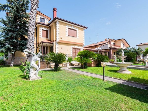 casa indipendente in vendita ad Albano Laziale in zona Pavona