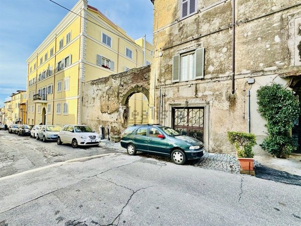 locale commerciale in vendita ad Albano Laziale