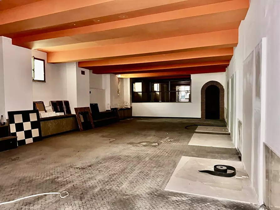 locale commerciale in vendita ad Albano Laziale