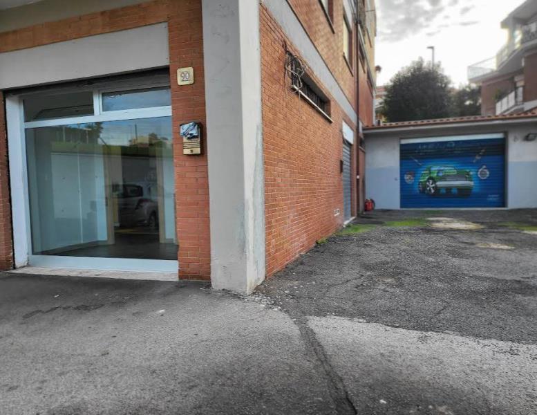locale commerciale in vendita ad Albano Laziale in zona Cecchina