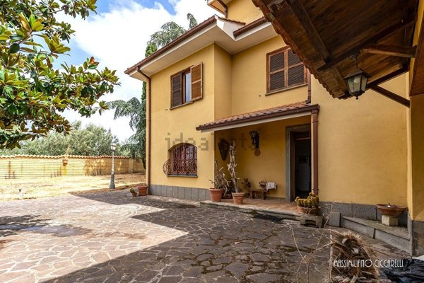 casa indipendente in vendita ad Albano Laziale in zona Pavona