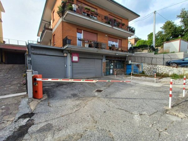 locale commerciale in vendita ad Albano Laziale