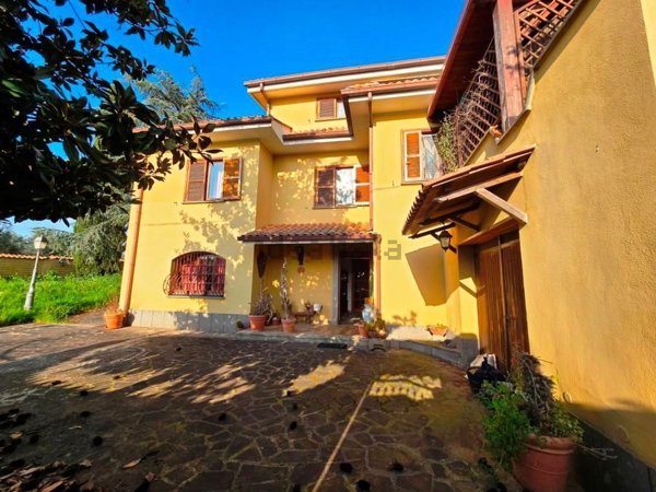 casa indipendente in vendita ad Albano Laziale in zona Pavona
