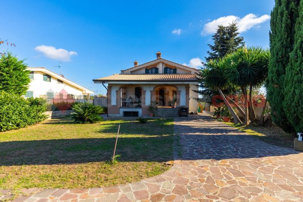 casa indipendente in vendita ad Albano Laziale in zona Pavona