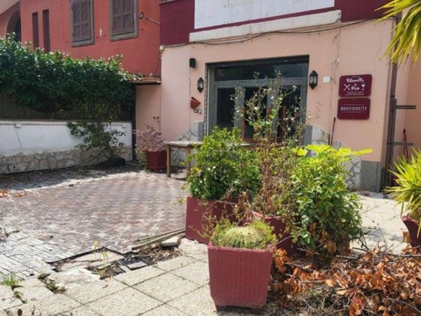 negozio in vendita ad Albano Laziale in zona Cecchina