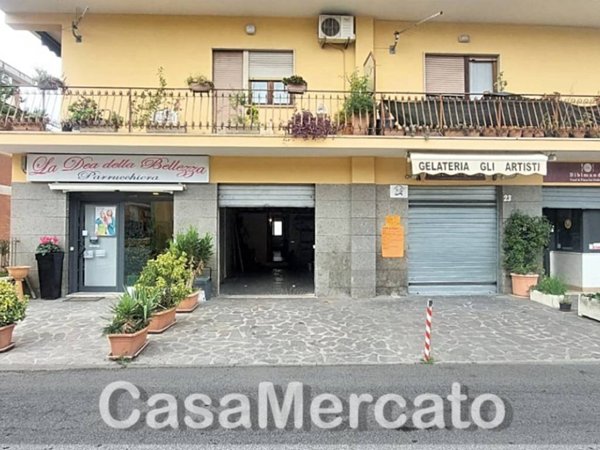 locale commerciale in vendita ad Albano Laziale in zona Cecchina