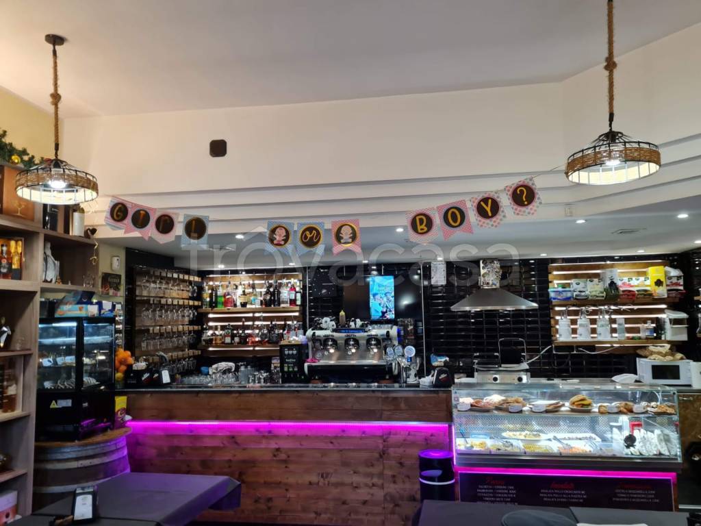 negozio in vendita ad Albano Laziale in zona Cecchina