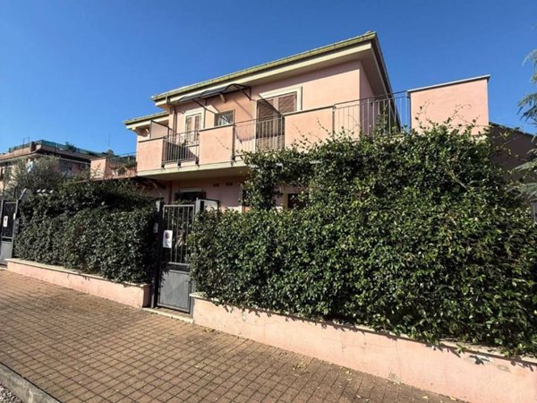 appartamento in vendita ad Albano Laziale in zona Pavona