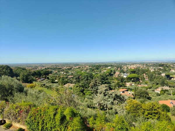 casa indipendente in vendita ad Albano Laziale in zona Pavona