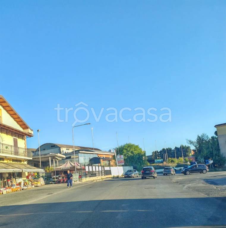 capannone in vendita ad Albano Laziale in zona Cecchina