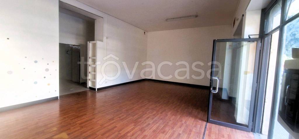 negozio in vendita ad Albano Laziale in zona Cecchina