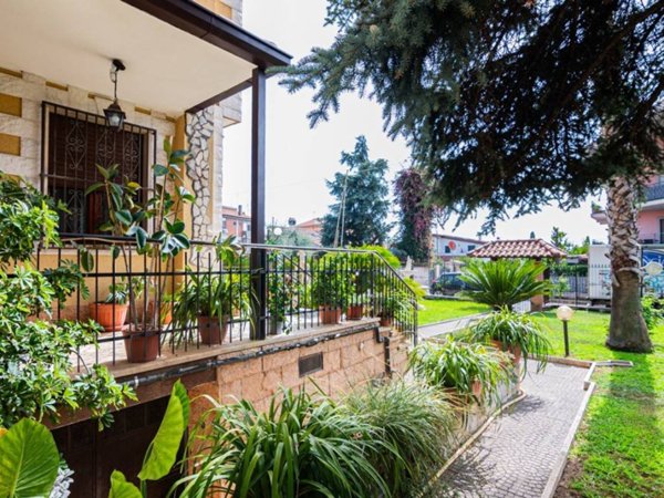 casa indipendente in vendita ad Albano Laziale in zona Pavona