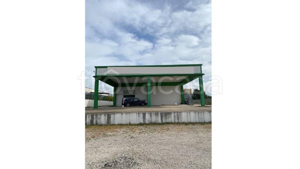 locale commerciale in vendita ad Albano Laziale in zona Pavona