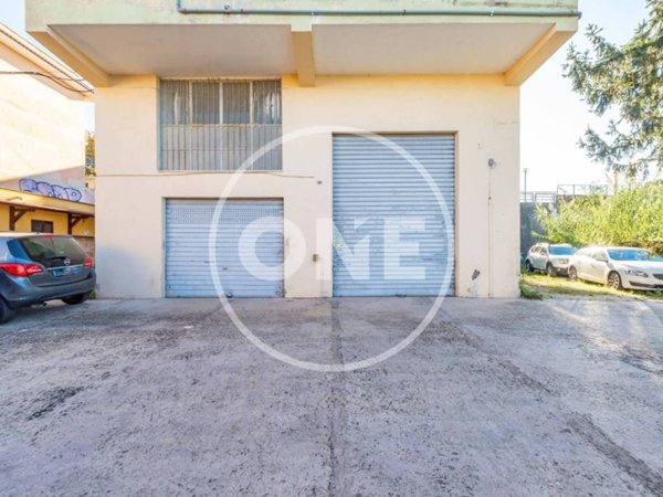 locale commerciale in vendita ad Albano Laziale in zona Cecchina