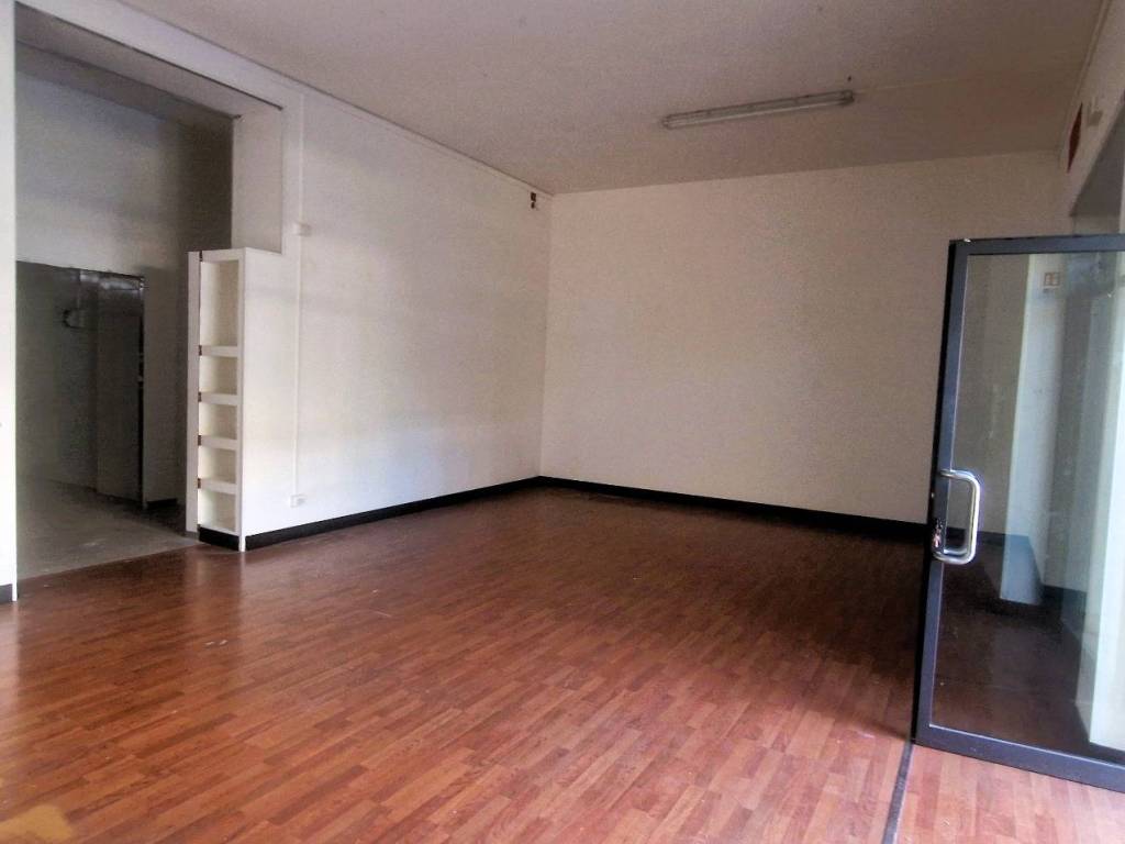 negozio in vendita ad Albano Laziale in zona Cecchina