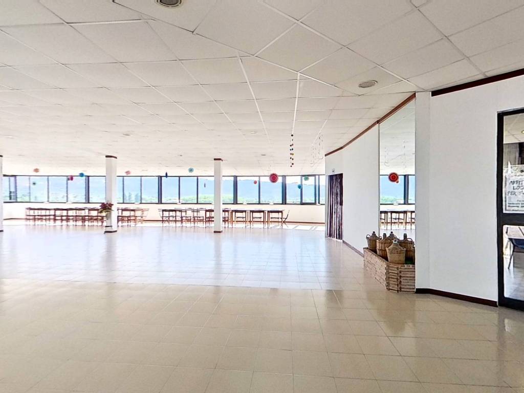 negozio in vendita ad Albano Laziale in zona Cecchina