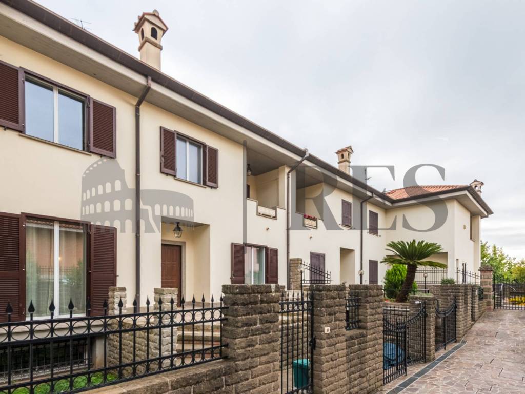 casa indipendente in vendita ad Albano Laziale in zona Cecchina
