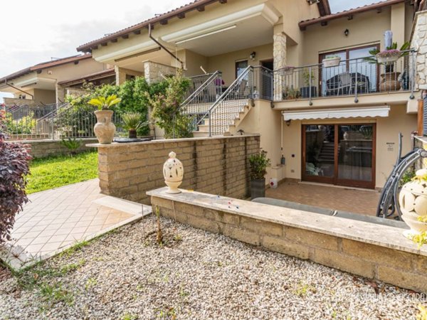 casa indipendente in vendita ad Albano Laziale in zona Pavona