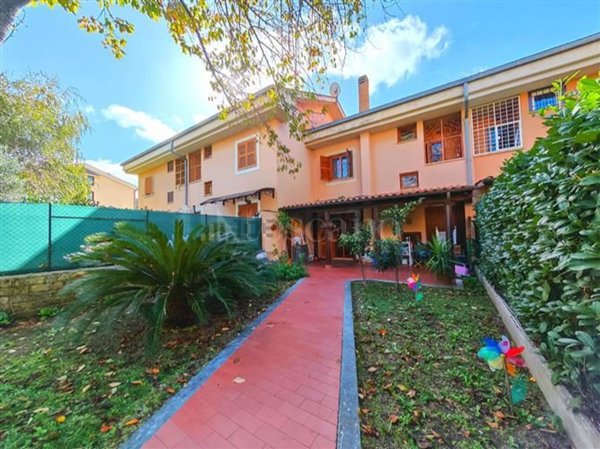 casa indipendente in vendita ad Albano Laziale in zona Pavona