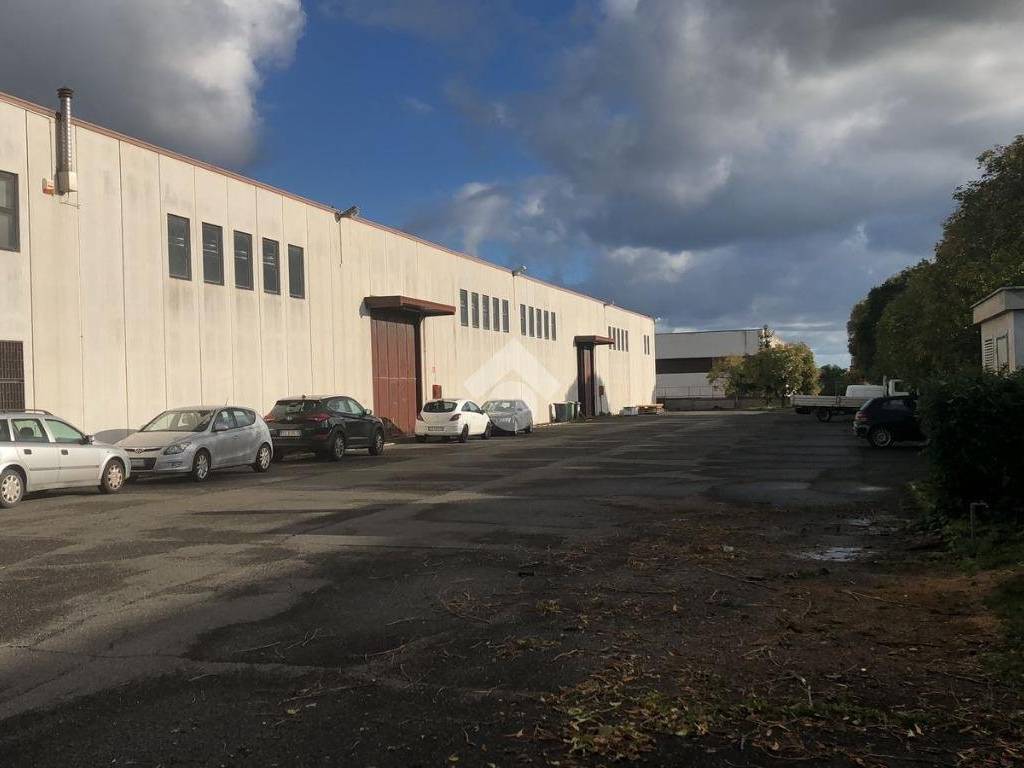 capannone in vendita ad Albano Laziale in zona Pavona