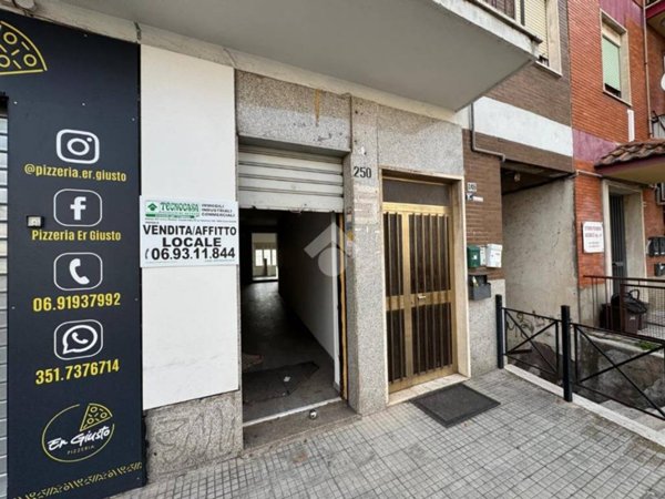 negozio in vendita ad Albano Laziale in zona Cecchina