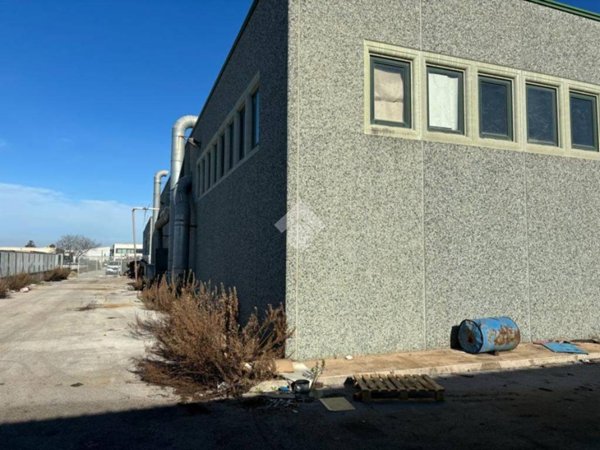 capannone in vendita ad Albano Laziale in zona Pavona