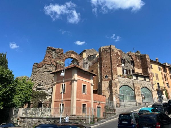 locale commerciale in vendita ad Albano Laziale