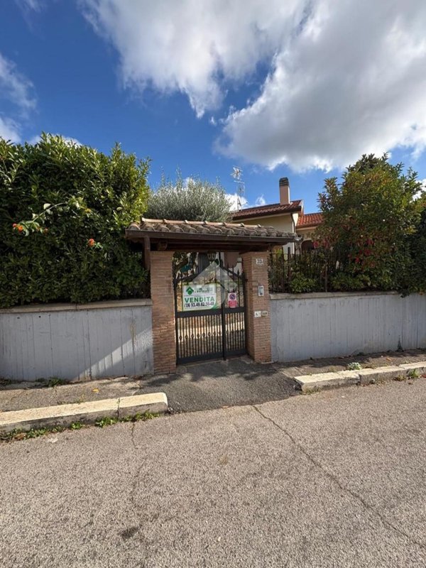 casa indipendente in vendita ad Albano Laziale in zona Cecchina
