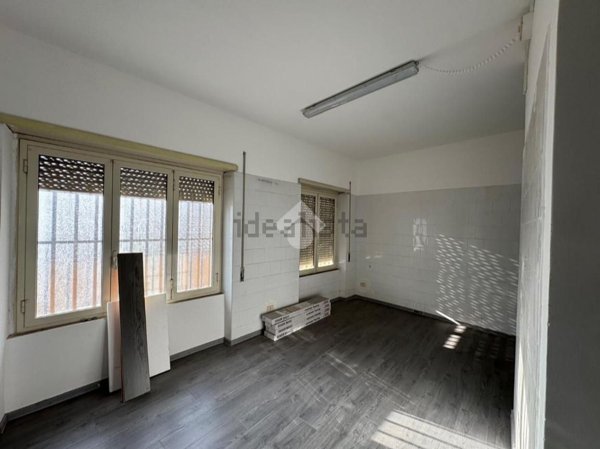 locale commerciale in vendita ad Albano Laziale in zona Cecchina