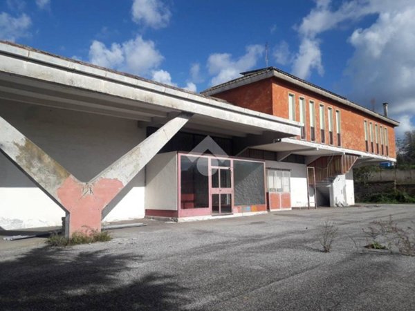 capannone in vendita ad Albano Laziale in zona Cecchina