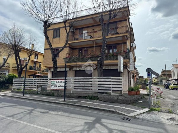 locale commerciale in vendita ad Albano Laziale in zona Pavona