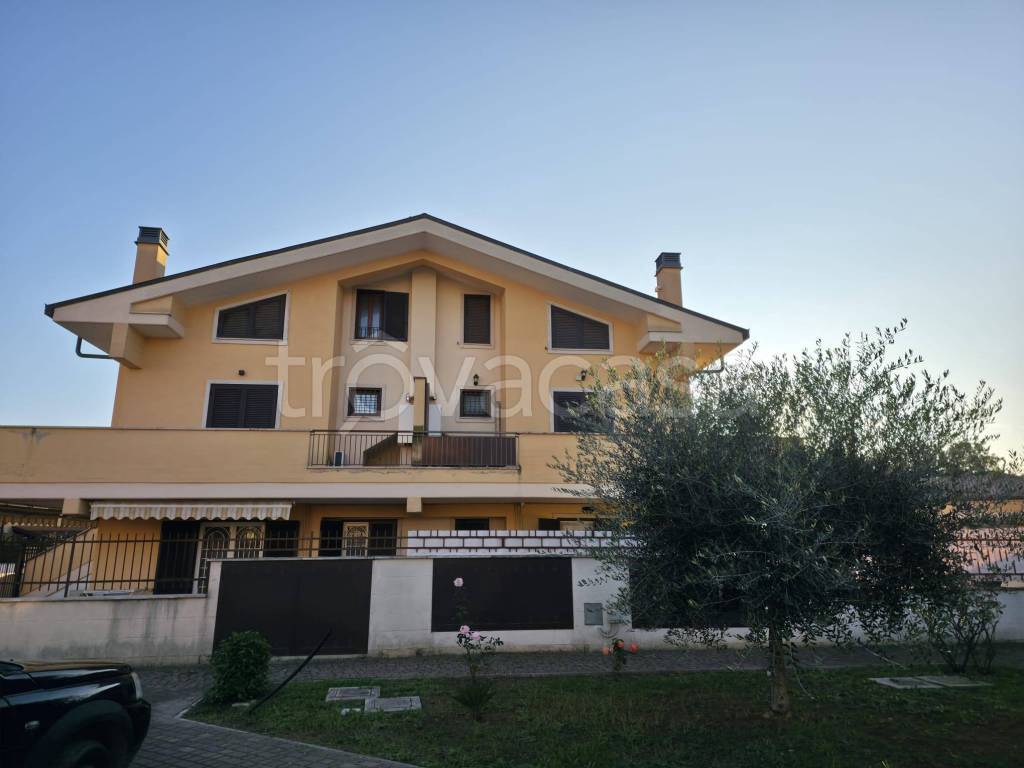 appartamento in vendita ad Albano Laziale in zona Pavona