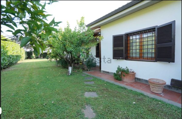 casa indipendente in vendita ad Albano Laziale in zona Cecchina