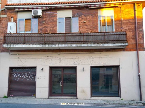 negozio in vendita ad Albano Laziale in zona Cecchina