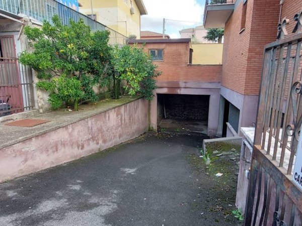 locale commerciale in vendita ad Albano Laziale in zona Pavona