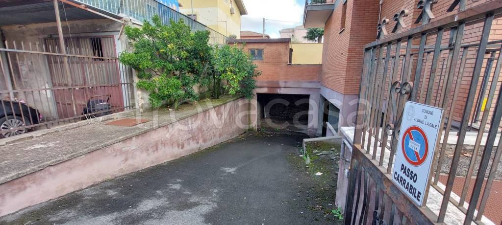 locale commerciale in vendita ad Albano Laziale in zona Marfoli