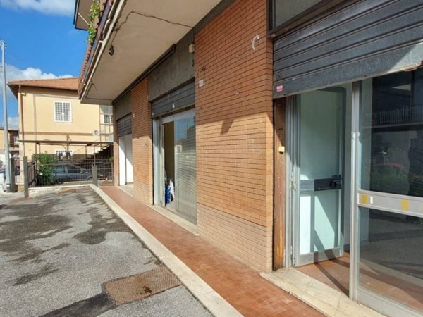 negozio in vendita ad Albano Laziale in zona Pavona