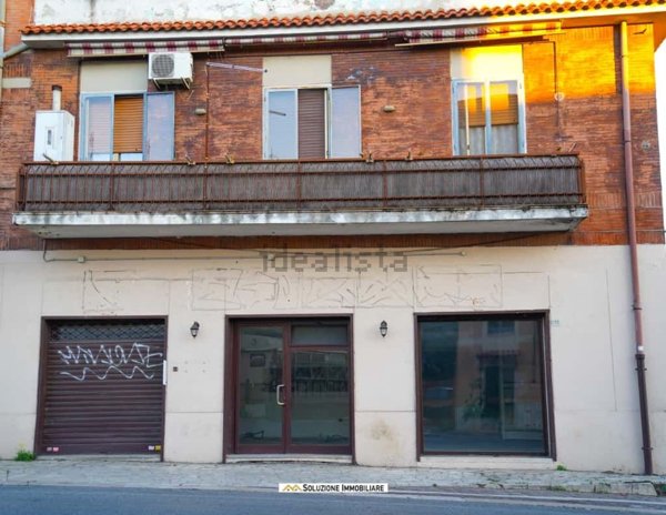 locale commerciale in vendita ad Albano Laziale in zona Cecchina