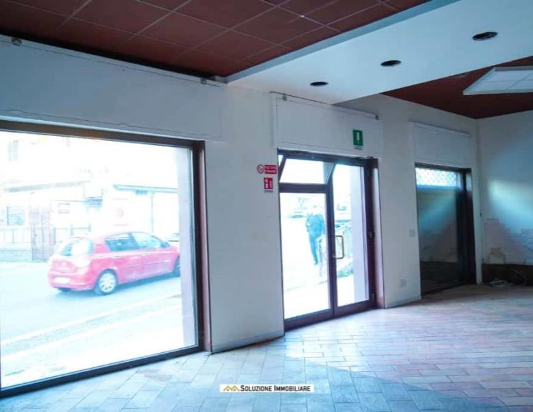 locale commerciale in vendita ad Albano Laziale in zona Cecchina