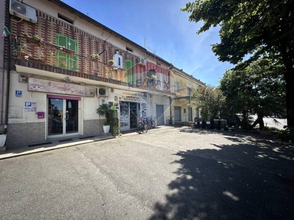 negozio in vendita ad Albano Laziale in zona Pavona