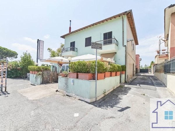 locale commerciale in vendita ad Albano Laziale in zona Cecchina