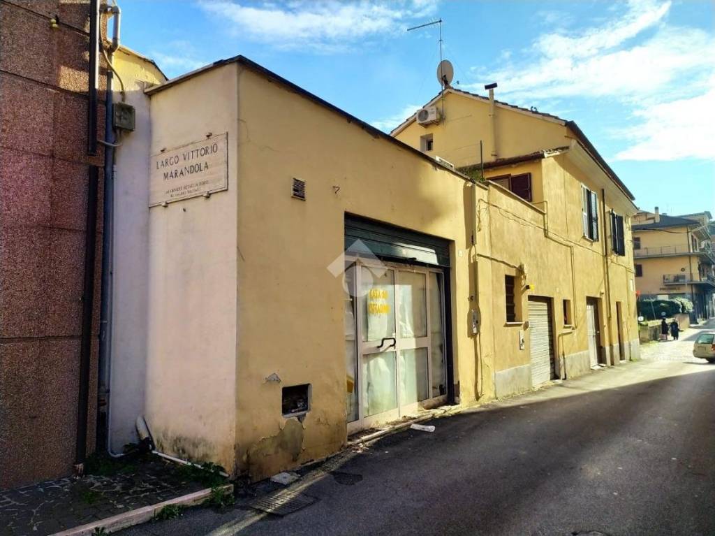 negozio in vendita ad Albano Laziale in zona Pavona