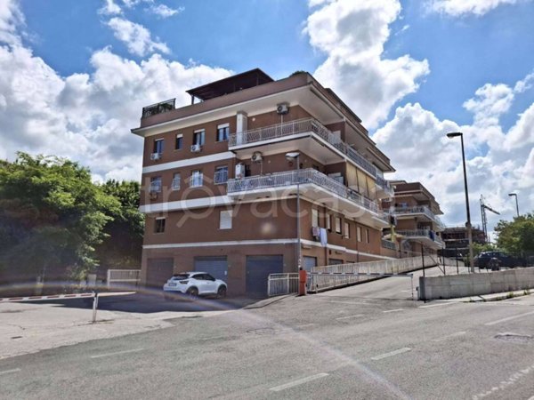 negozio in vendita ad Albano Laziale in zona Cecchina