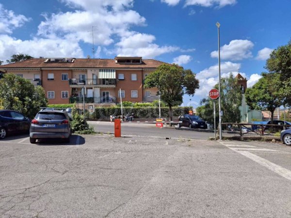 negozio in vendita ad Albano Laziale in zona Cecchina