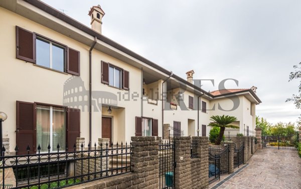 casa indipendente in vendita ad Albano Laziale in zona Cecchina