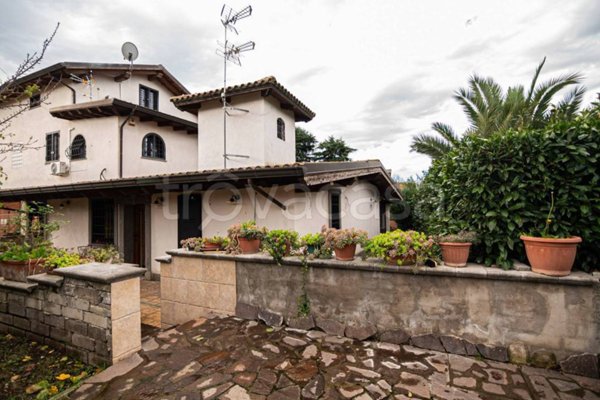casa indipendente in vendita ad Albano Laziale in zona Pavona