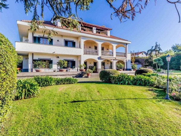 casa indipendente in vendita ad Albano Laziale in zona Pavona