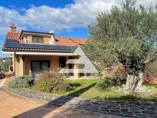 casa indipendente in vendita ad Albano Laziale in zona Cecchina