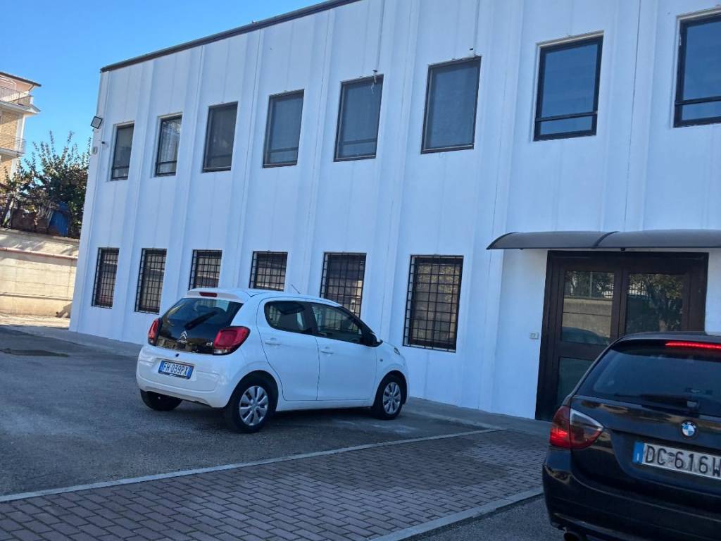 capannone in vendita ad Albano Laziale in zona Pavona