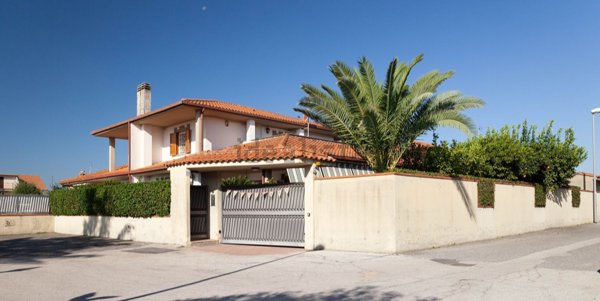 casa indipendente in vendita ad Albano Laziale in zona Pavona